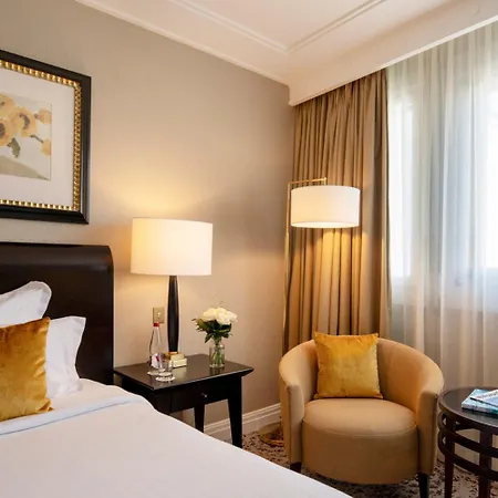 Warwick Champs-elysees Hotell 4*