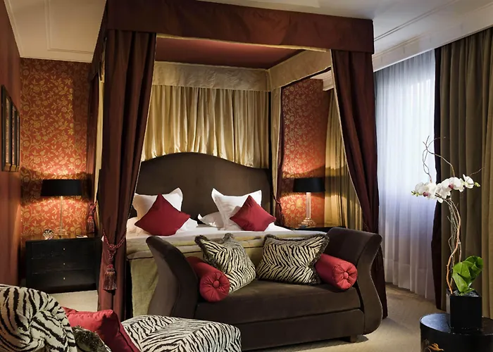 Отель Warwick Champs-elysees 4*